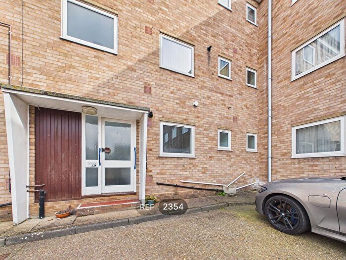 2 Bedroom Flat To Rent In Henley Court, Henley Road, Ipswich, IP1