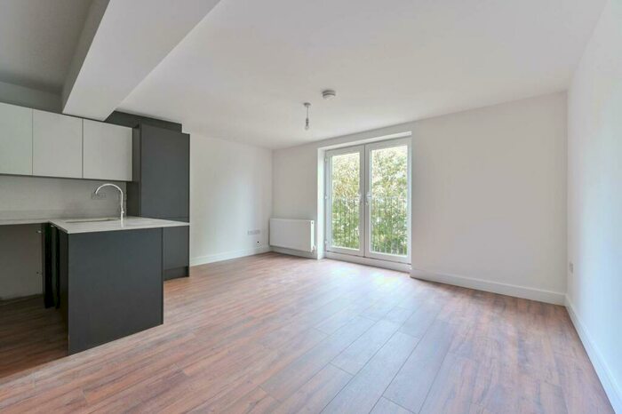 2 Bedroom Flat To Rent In Peckham Rye, Peckham Rye, London, SE15