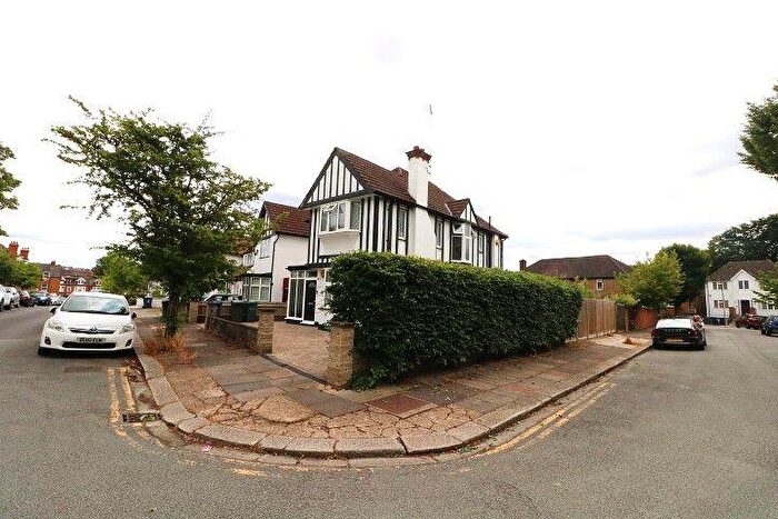 4 Bedroom Detached House To Rent In North Crescent, London, N3