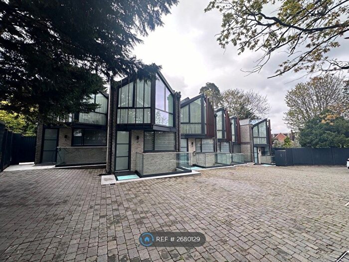 4 Bedroom Semi Detached House To Rent In Shanti Close, Enfield, EN2