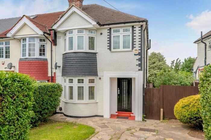 3 Bedroom Semi-Detached House To Rent In Westmount Road London, SE9