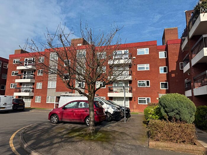 2 Bedroom Flat To Rent In Grange Gardens, Southgate, N14