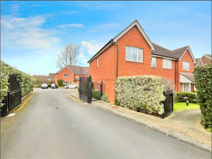 2 Bedroom Flat To Rent In Elliott Court, RG42