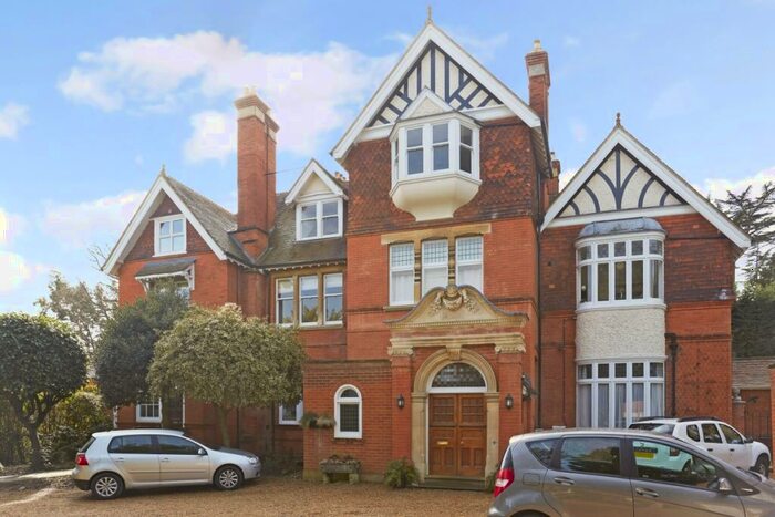 3 Bedroom Apartment To Rent In Old Avenue, Weybridge, KT13
