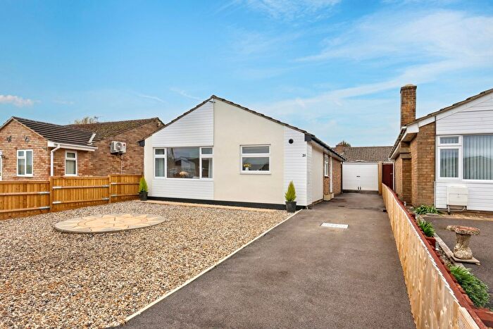 3 Bedroom Detached Bungalow For Sale In Shillbrook Avenue, Carterton, OX18