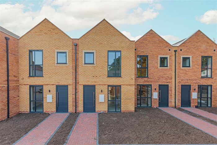 3 Bedroom Terraced House For Sale In North Drive, Hounslow, TW3