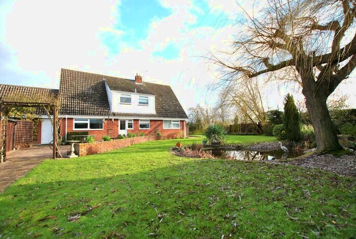 4 Bedroom Link Detached House For Sale In The Green, Hargrave, IP29