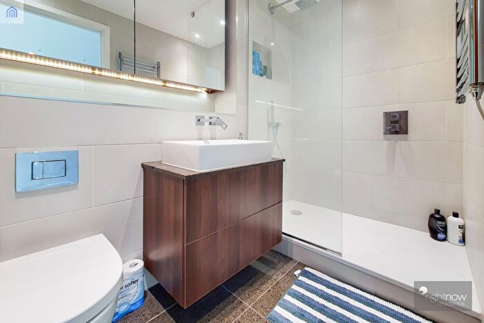 2 Bedroom Flat To Rent In Arora Tower, Waterview Drive, SE10