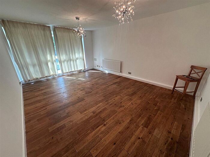2 Bedroom Flat To Rent In Hendon Lane, Finchley, N3
