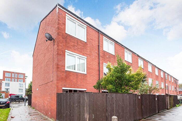 3 Bedroom House To Rent In Barton Close, London, E9