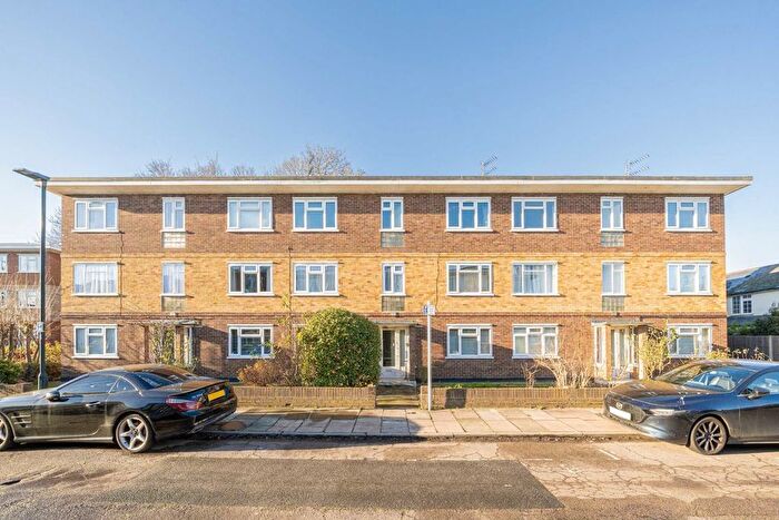 1 Bedroom Flat For Sale In Chelsea Close, Hampton, TW12