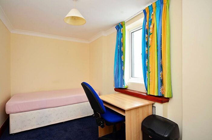 2 Bedroom Flat To Rent In Penywern Road, Earls Court, London, SW5