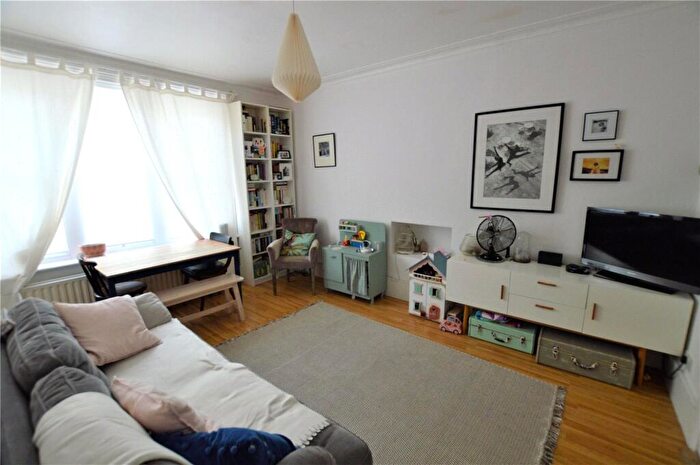 2 Bedroom Apartment To Rent In Gatestone Road, London, SE19
