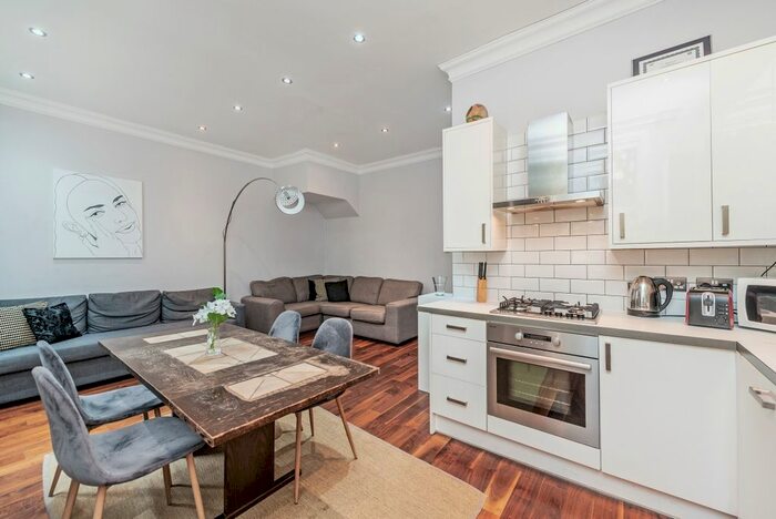 1 Bedroom Flat To Rent In Porchester Square, London, W2