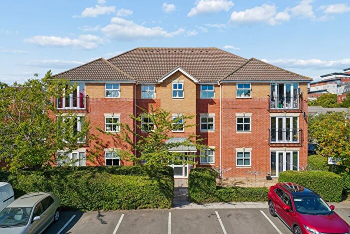 1 Bedroom Flat For Sale In Baxter Close, Slough, SL1