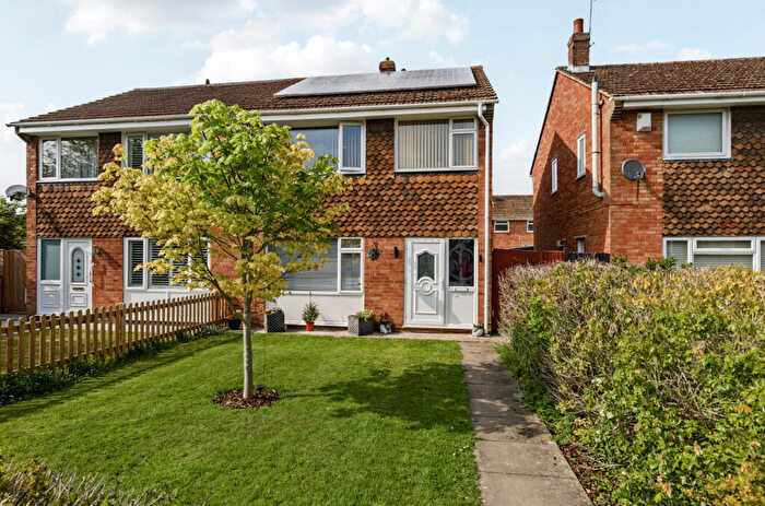 3 Bedroom House For Sale In Kennet Avenue, Swindon, Wiltshire, SN25