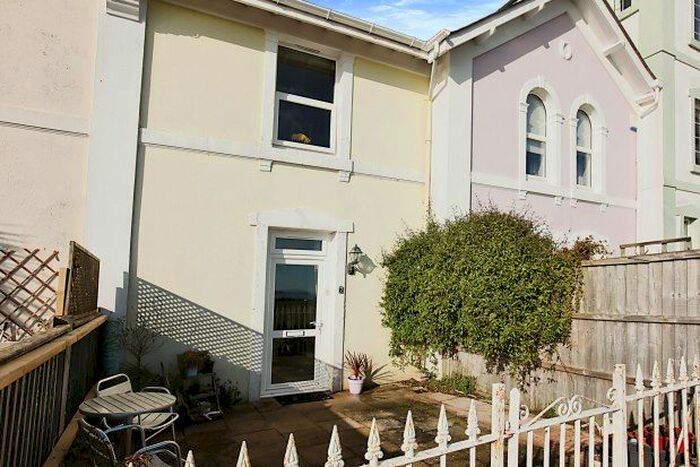 2 Bedroom Property To Rent In Daddyhole Plain, Torquay, TQ1