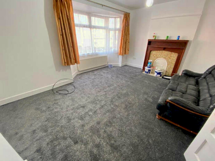 2 Bedroom Maisonette Flat To Rent In Vicarage Farm Road, Hounslow, TW5