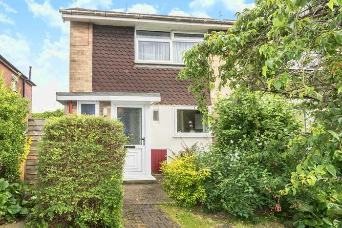 2 Bedroom Flat To Rent In Burnham Way, London, W13