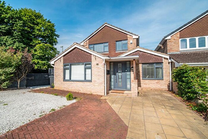 4 Bedroom Detached House For Sale In Chaffinch Close, Kempshott, RG22