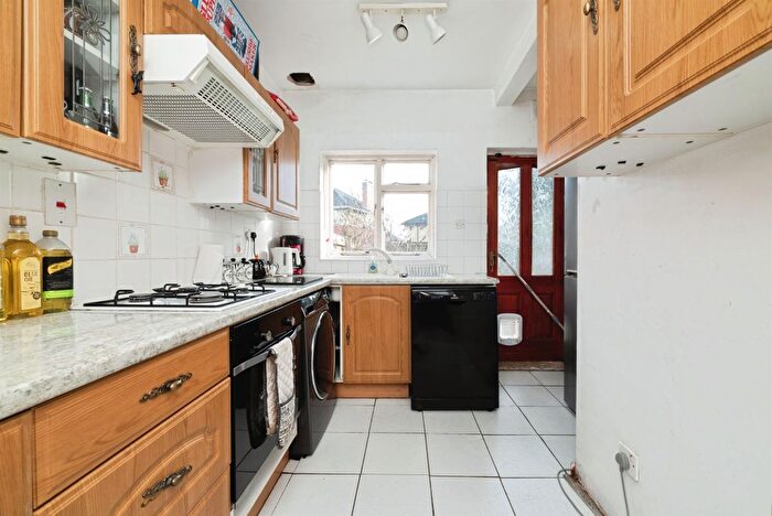 3 Bedroom Terraced House For Sale In Weighton Grove, Hull, HU6