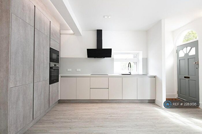 2 Bedroom Flat To Rent In New Cross Road, London, SE14