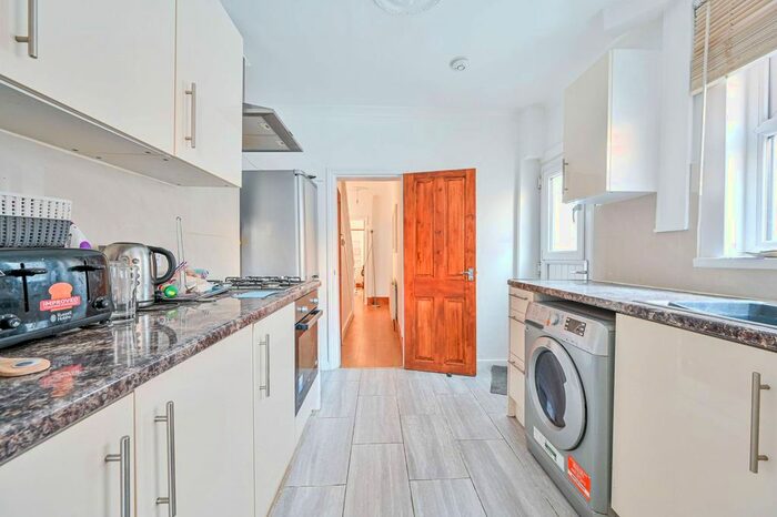 2 Bedroom Maisonette To Rent In Tyrrell Road, East Dulwich, London, SE22