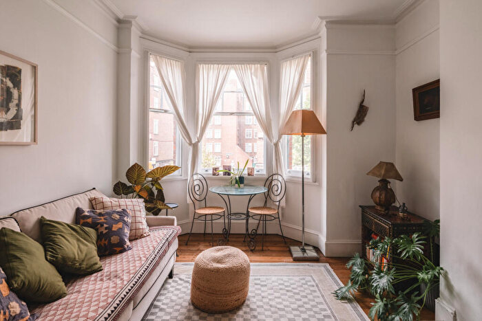 3 Bedroom Apartment For Sale In Milton House Mansions, London, E8