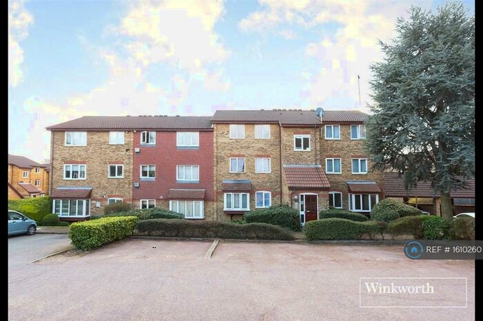 2 Bedroom Flat To Rent In Greenway Close, London, N11