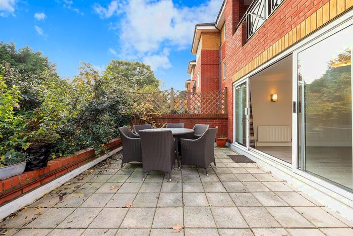 2 Bedroom Flat To Rent In Coliseum Court, Regents Park Road, London, N3