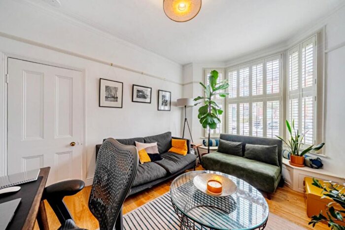 2 Bedroom Maisonette To Rent In St. Ann's Hill, Wandsworth, SW18