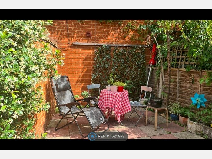 2 Bedroom Terraced House To Rent In Victoria Street, Windsor, SL4