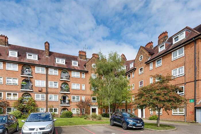 3 Bedroom Flat For Sale In South End Close, London, NW3