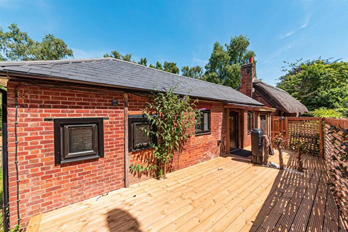 1 Bedroom Bungalow To Rent In Folly Thatch Cottages, Barkham Road, Wokingham, RG41