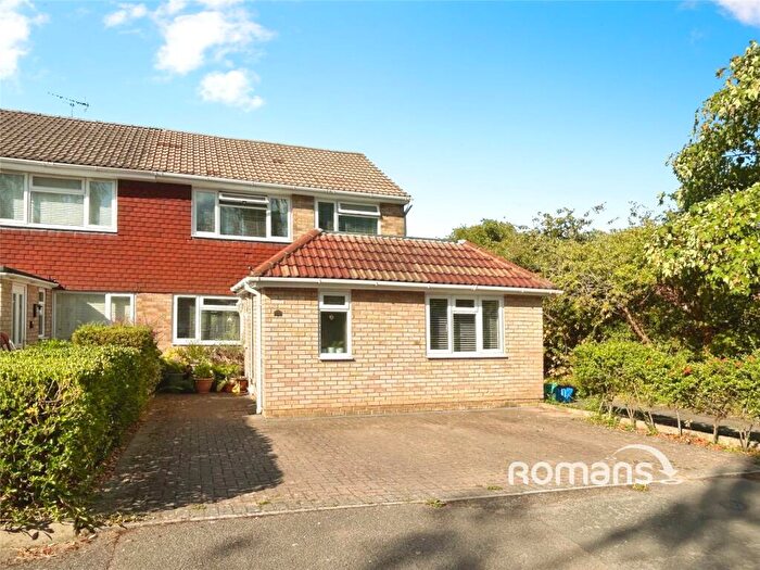 3 Bedroom End Of Terrace House For Sale In Kingfisher Drive, Yateley, Hampshire, GU46