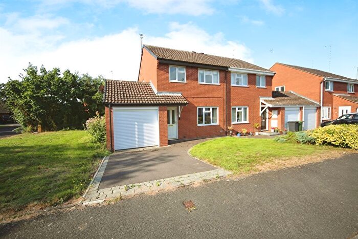 3 Bedroom Semi-Detached House For Sale In Kingham Close, Redditch, B98