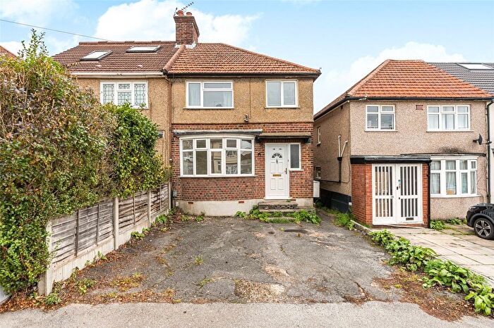 1 Bedroom Maisonette For Sale In Berry Avenue, Watford, Hertfordshire, WD24