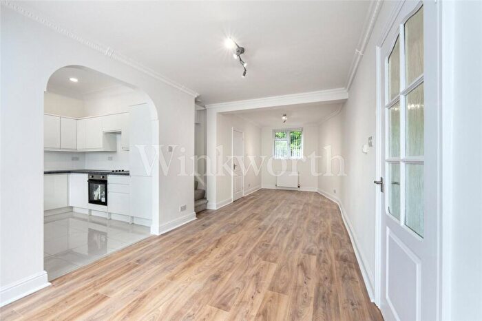 2 Bedroom House To Rent In Wentworth Road, London, NW11