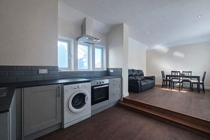 2 Bedroom Flat To Rent In Clifford Avenue, SW14