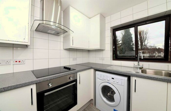 Studio To Rent In Wheatley Close, Hendon, NW4