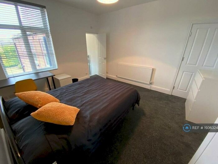 4 Bedroom Semi-Detached House To Rent In Wilford Lane, West Bridgford, Nottingham, NG2