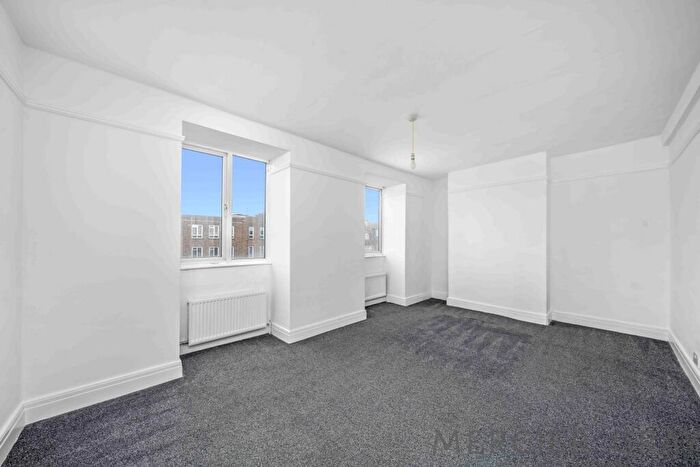 3 Bedroom Flat To Rent In Darkes Lane, Potters Bar, EN6