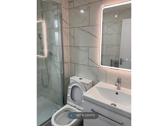 2 Bedroom Flat To Rent In Cross Lances Road, Hounslow, TW3