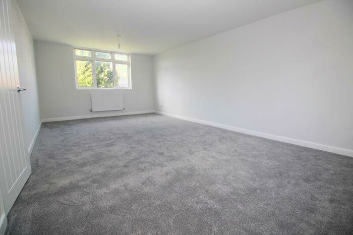 2 Bedroom Flat To Rent In Holtye Walk, Crawley, RH10