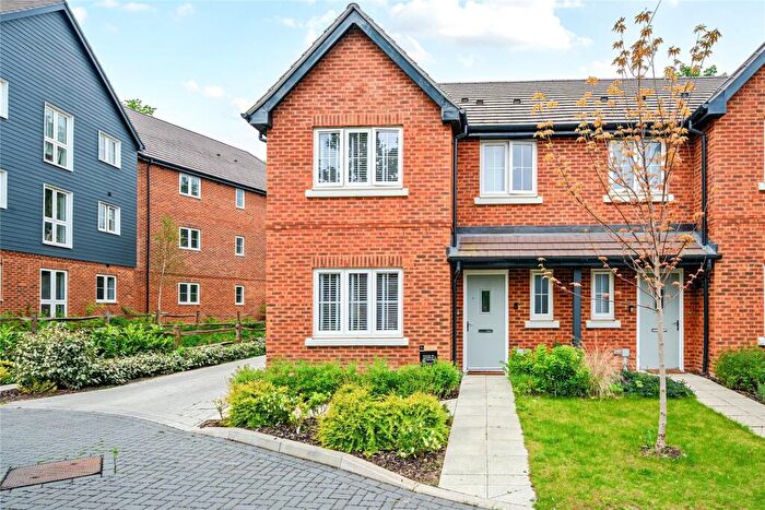 3 Bedroom Semi-Detached House For Sale In Woodside Close, Bagshot, Surrey, GU19