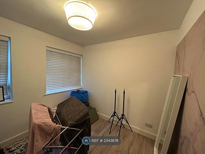 2 Bedroom Flat To Rent In Blenheim Court, London, NW4