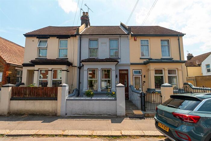 3 Bedroom Terraced House For Sale In Grange Road, Strood, ME2
