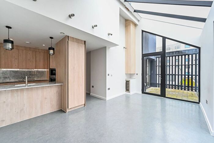 3 Bedroom Flat To Rent In Holmes Road, Kentish Town, London, NW5