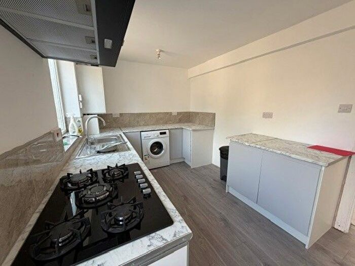 3 Bedroom Semi-detached House To Rent In Pennine Avenue, Luton, LU3