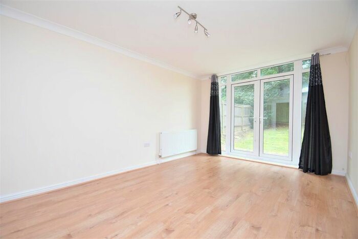 2 Bedroom Flat To Rent In Cairnpark. Rickmansworth Road, Watford, WD18